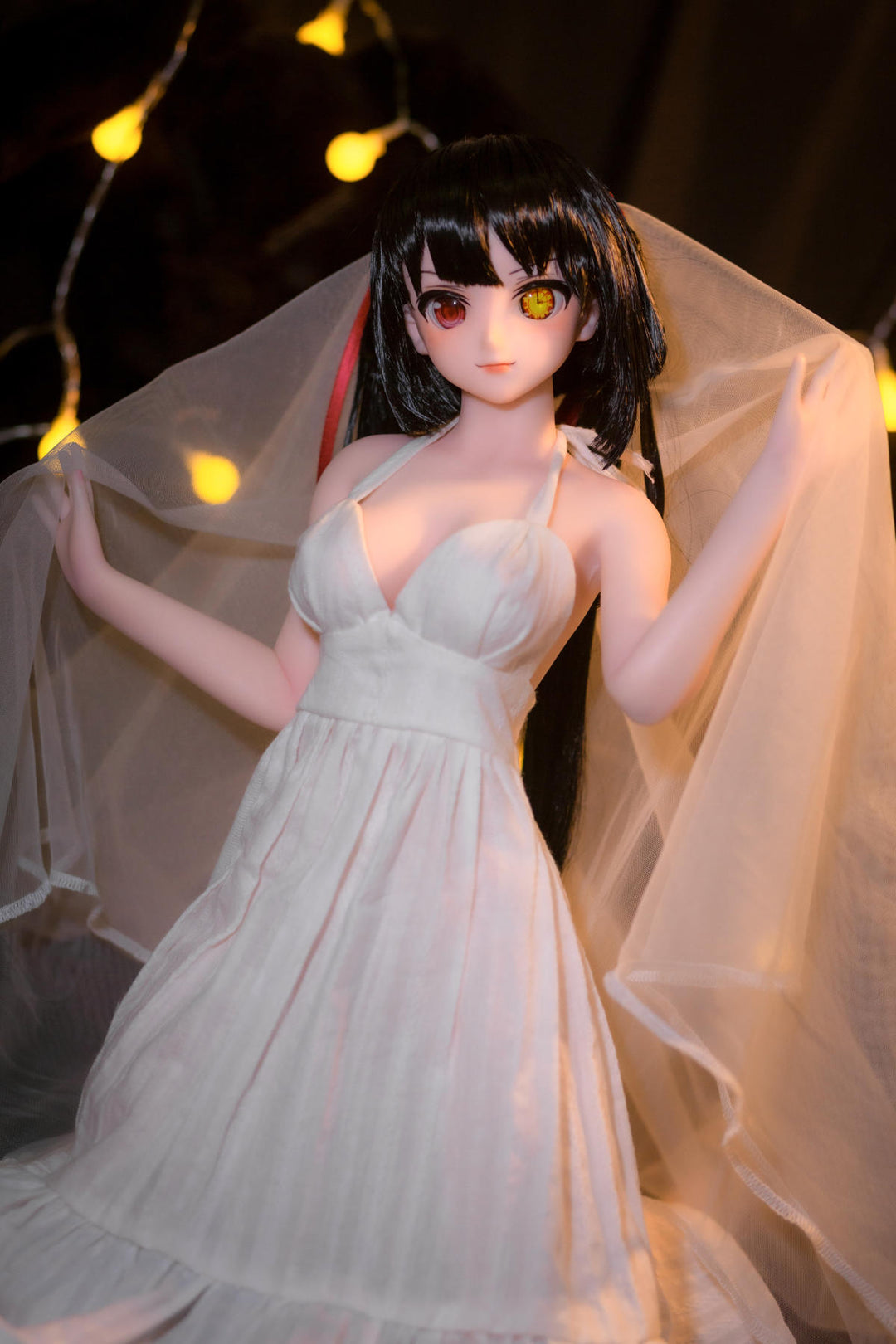 CLIMAX DOLL Mini J60 cm Hybrid - Kurumi (Cinnamon) - Full-body pose with one arm lifting the translucent veil, white layered gown, twinkling lights on dark fabric.