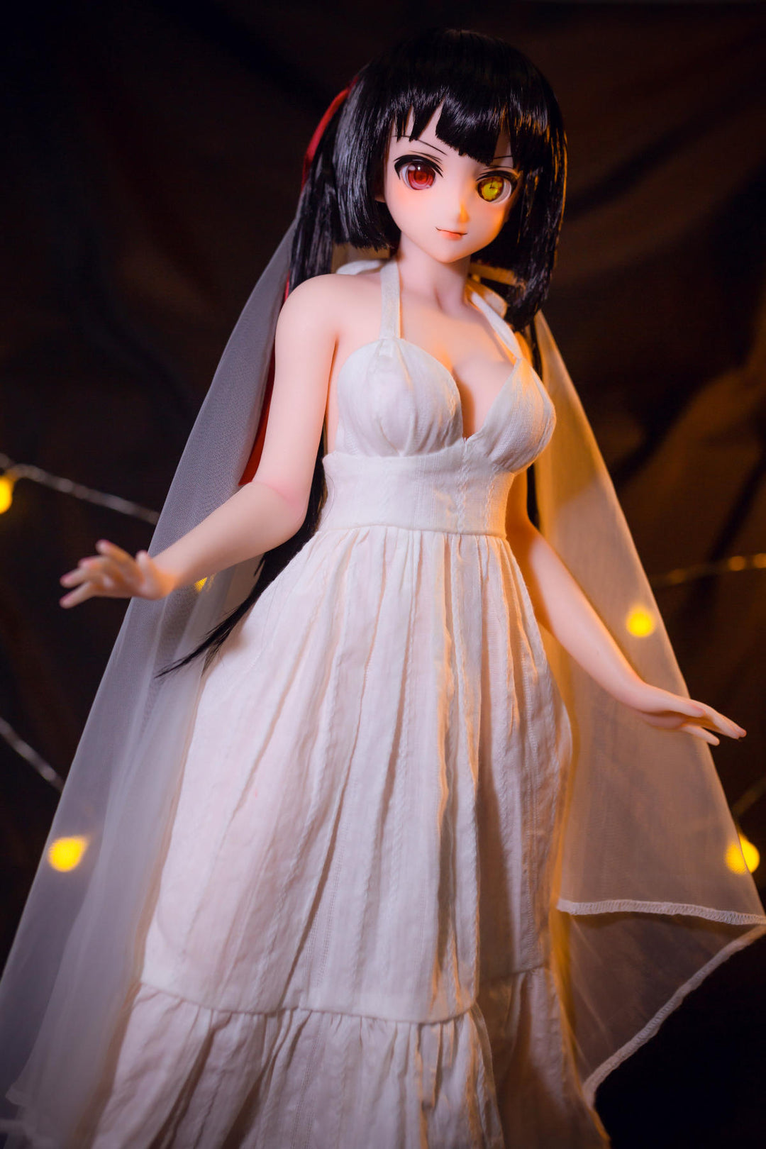 CLIMAX DOLL Mini J60 cm Hybrid - Kurumi (Cinnamon) - Full-body standing pose with arms relaxed and a gentle sway to the skirt, white gown and veil, golden lights behind.