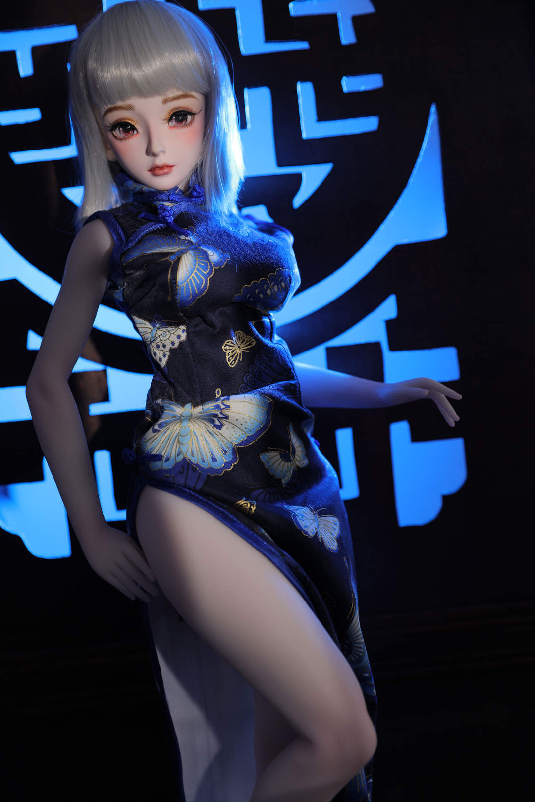 CLIMAX DOLL Mini J60 cm Hybrid - Ling (White) – leg forward pose in cheongsam under blue light