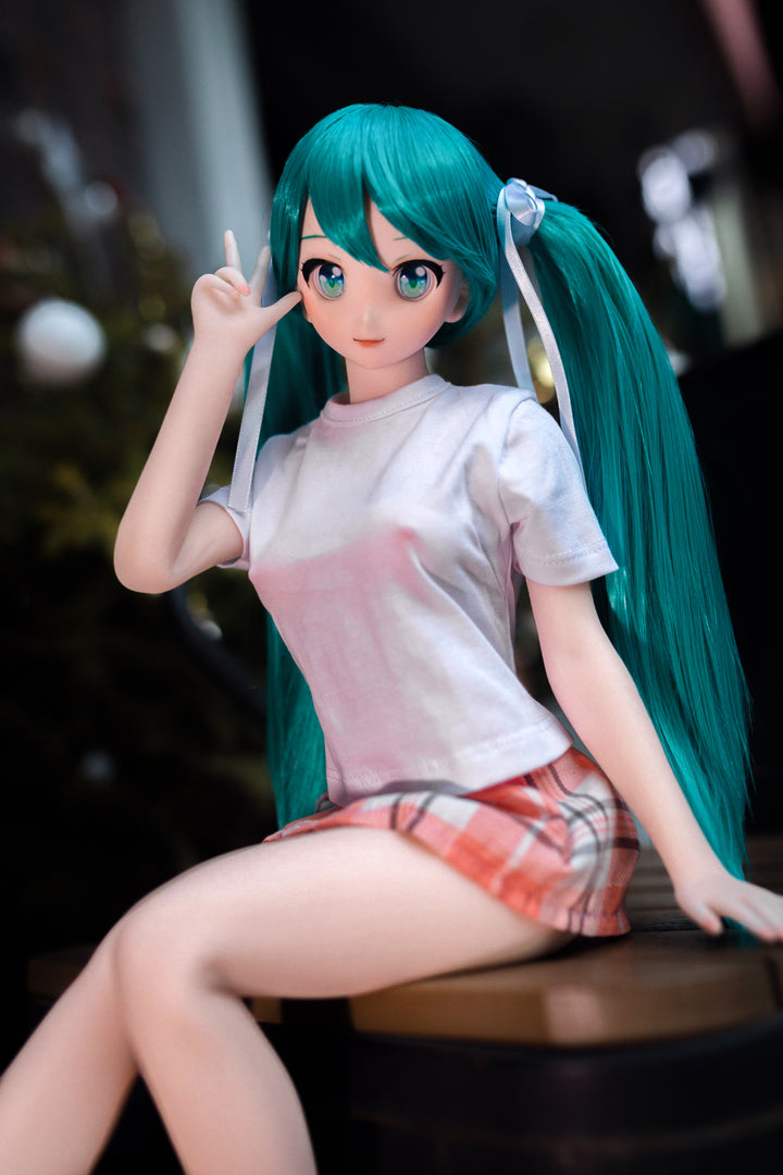 CLIMAX DOLL Mini J60 cm Hybrid - Miku (Cinnamon) - Seated on the bench with legs crossed and one hand raised in a playful wave, teal twin tails, night garden behind.