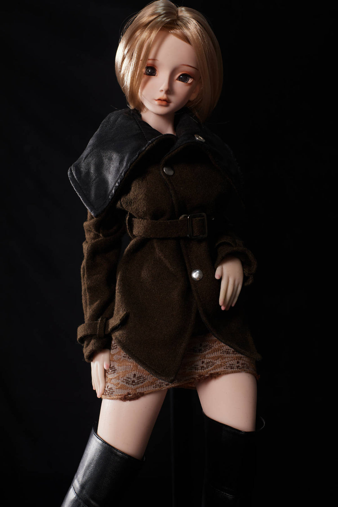 CLIMAX DOLL Mini J60 cm Hybrid - Miyabi (Cinnamon) – honey-blonde bob, belted brown coat with black collar and thigh-high boots