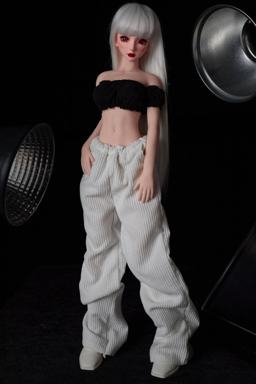 CLIMAX DOLL Mini J60 cm Hybrid - Saki (Cinnamon) – full-length streetwear look with white cargo pants and sneakers