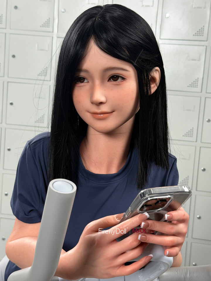 Firefly Diary Doll 153 cm B Max Series Silicone - Qiandao upper body side view in navy blue t-shirt holding phone, short dark hair with bangs, gym indoor background