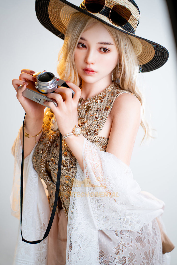 Irontech Doll 158T E Oriental Series Silicone – Eileen in a knit beret, camera raised to her face, playful candid pose