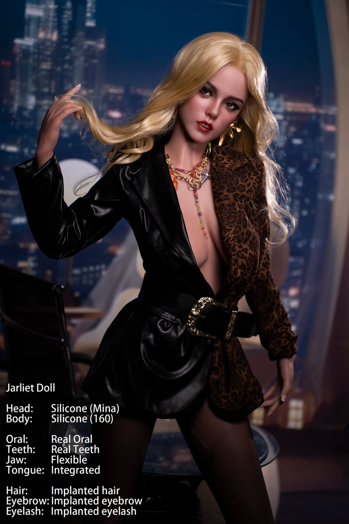 Jarliet Doll 160 cm C Silicone - Mina with blonde hair and a black outfit in front of a cityscape background