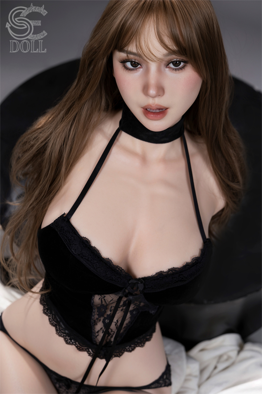 A close-up facial shot of the Isla Kane.A V2 model showcasing realistic brown eyes, detailed eyelashes, and soft makeup.